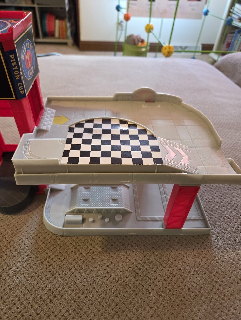 2016 Disney Pixar Cars Piston Cup Racing Garage for Lightning McQueen & Friends - Picture 8 of 16